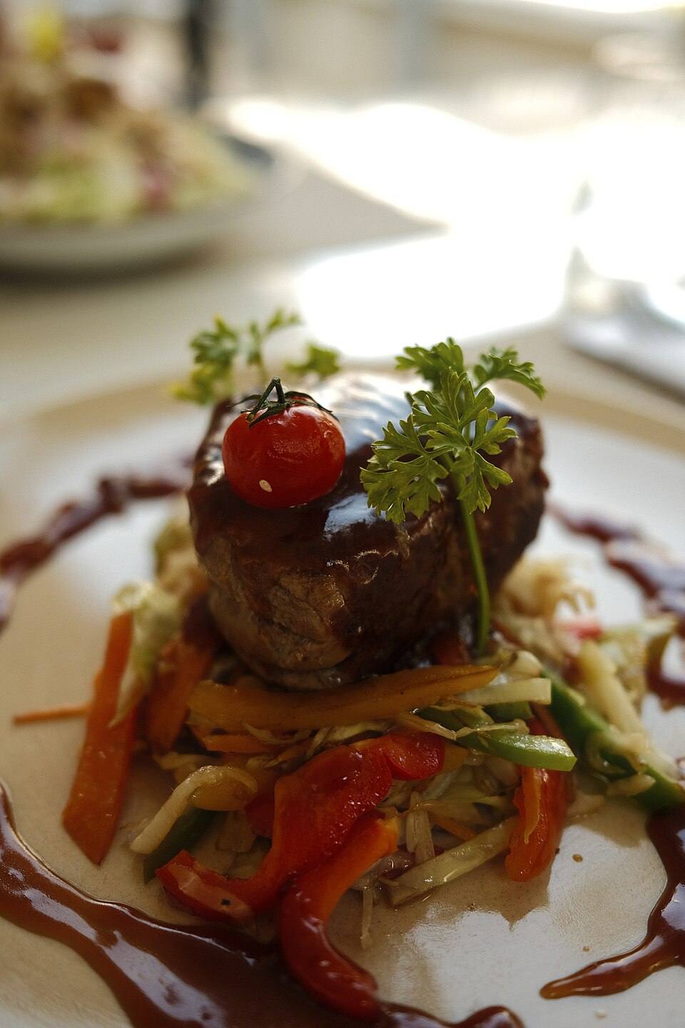 Gerecht met vlees, groenten en jus