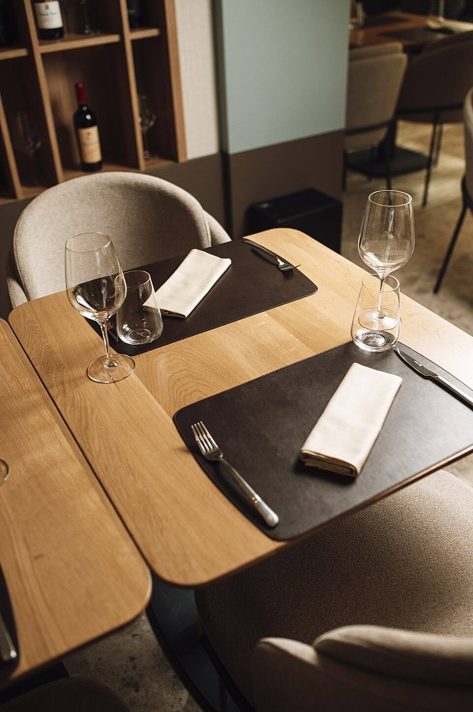 Gedekte tafel met wijnglazen en linnen servetten